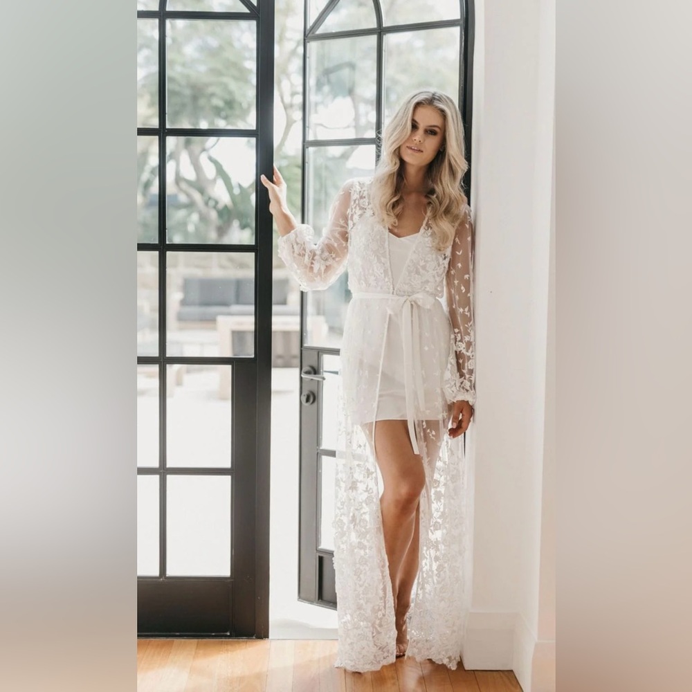 LE ROSE Adele Lace Maxi Bridal Robe - Includes Slip SIZE XS/S - never worn!